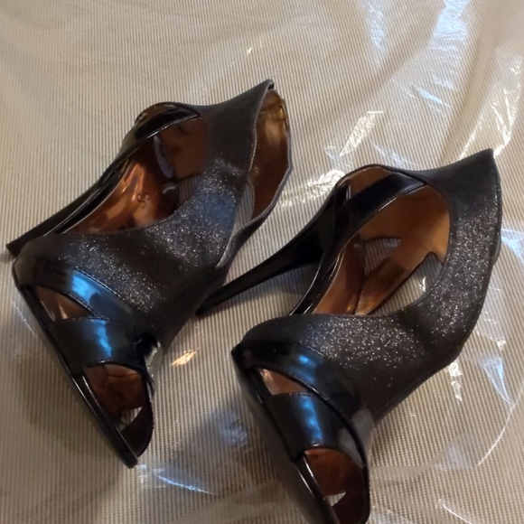 Guess Heels - Picture 6 of 6